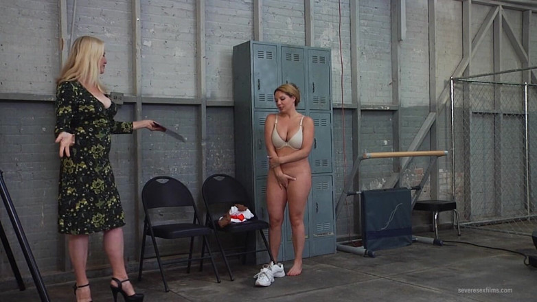 Severe Sex Films: Niegrzeczna dziewczyna hooters