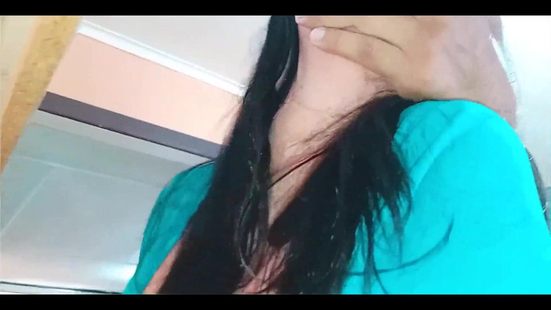 BBW Kelly Mom: キッチンで継母の美味しいアソコを抱くこと。