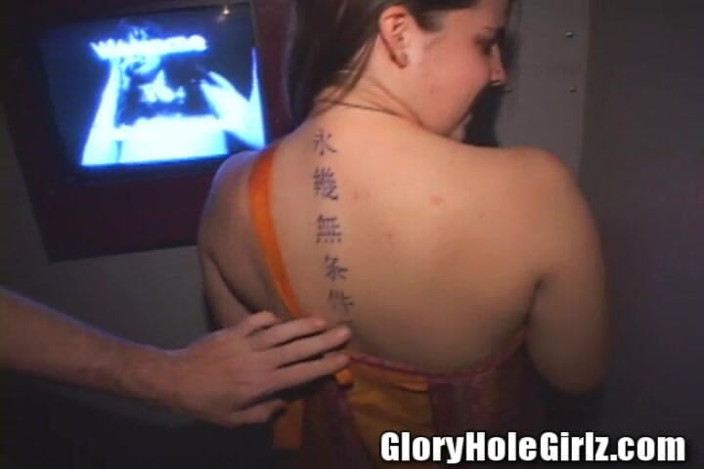 Glory Hole Girlz: ティーン18ハーマイオニースワローキューティーおっぱい吸いチンコグローリーホールヒッピーホー!