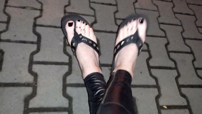 Heelex: Cewek seksi pecinta kaki ini lagi asik jalan-jalan di jalan...
