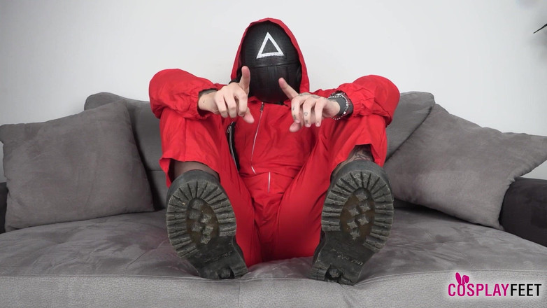 Feet & Cosplay: Tetovaná holka s velkými prsy si nasazuje masku a dostane...