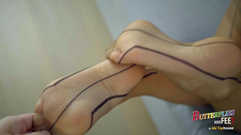 Butterflies and feet: 내 Louboutin 하이힐, 아치형 발, Cervin tan 나일론 발뒤꿈치를 자세히 보고 만져