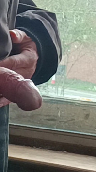 Onanerar och cumming vid fönstret på Friend's House - Rockardglans