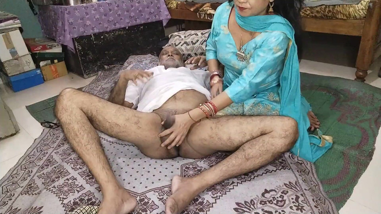 Anar Kali: Une femme sexy suce en préliminaires son beau-père, tétons sexy,...