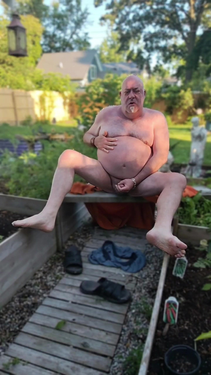 beardaddychub: เพลิดเพลินกับสนามหลังบ้านของกู - แก้ผ้า!