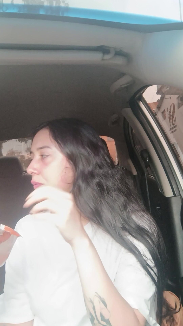 Golden domme: Comiendo en el coche