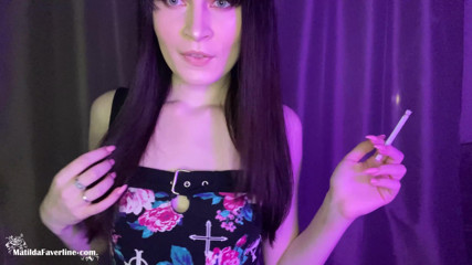 Matilda Faverline: セクシーな女性はタバコを吸い、音楽に合わせて服を脱ぎます