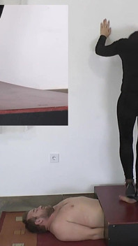 Puan Dyanna Tramples semasa orgasme hamba! Gambar dalam Gambar