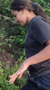Une jolie latina mince se promène dehors et exhibe ses gros seins et son cul