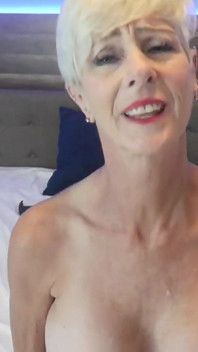Babička Foxxxy Darlin ví, co má dělat s velkým černým pérem