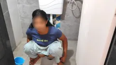 Komal hade följt med honom in i badrummet för att kissa.