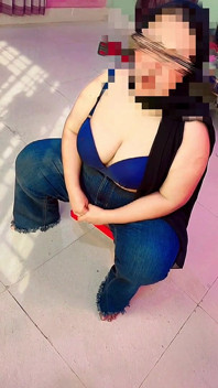 Muzułmańska arabska śliczna BBW gorąca dziewczyna college'u Po prostu rozbierz swoją sukienkę studencką i topless bubblegum fetysz z ogromnymi grać