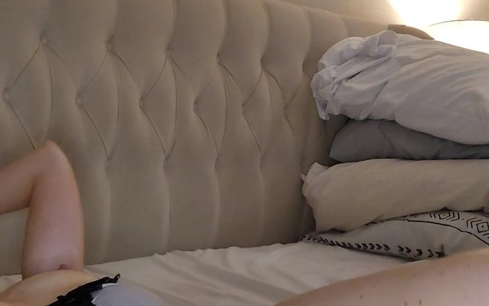 American Blonde Wife: Tôi chỉ không thể nín nghĩ đến việc anh đang theo dõi...