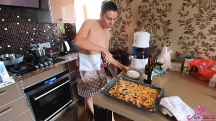 Alice KellyXXX: Hot girl demonstrate perfect boobs and ass during cooking