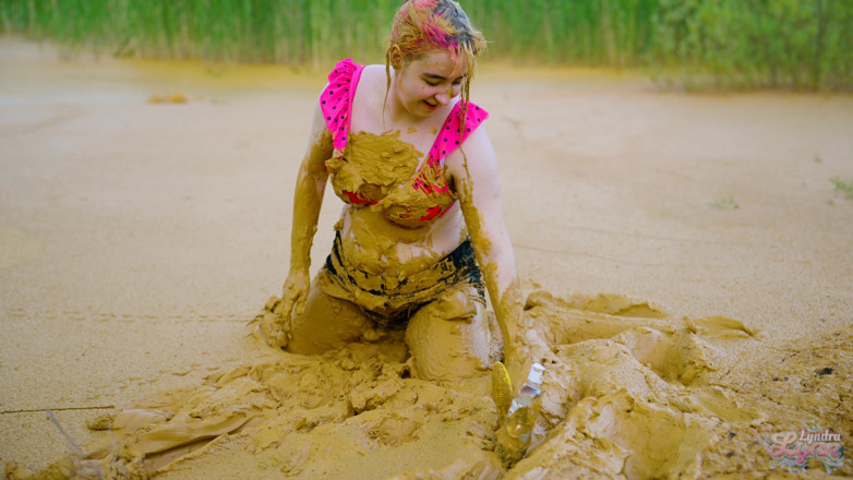 Lyndra Lynn: Orgasm in lake of mud