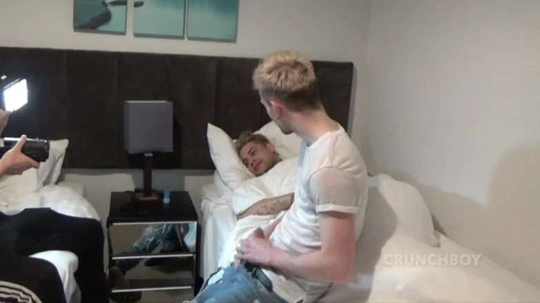 GAY USED RAW BY STRAIGHT BOY CURIOUS: Ele irrita o amigo que chupa seu pau