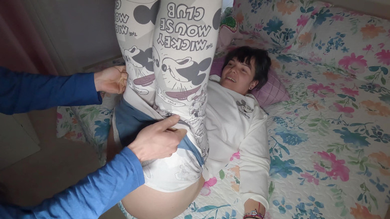 Chubby big booty: 我的大屁股继母喜欢我射在她的大阴户里
