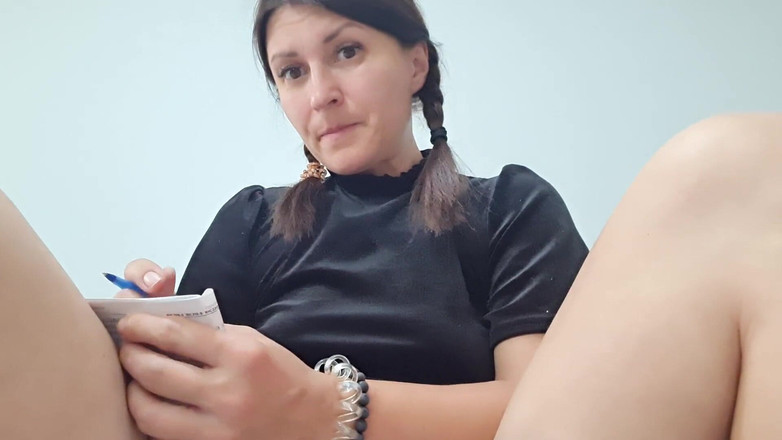 Adele Amber: छात्र लड़की सबक पर पेशाब करती है