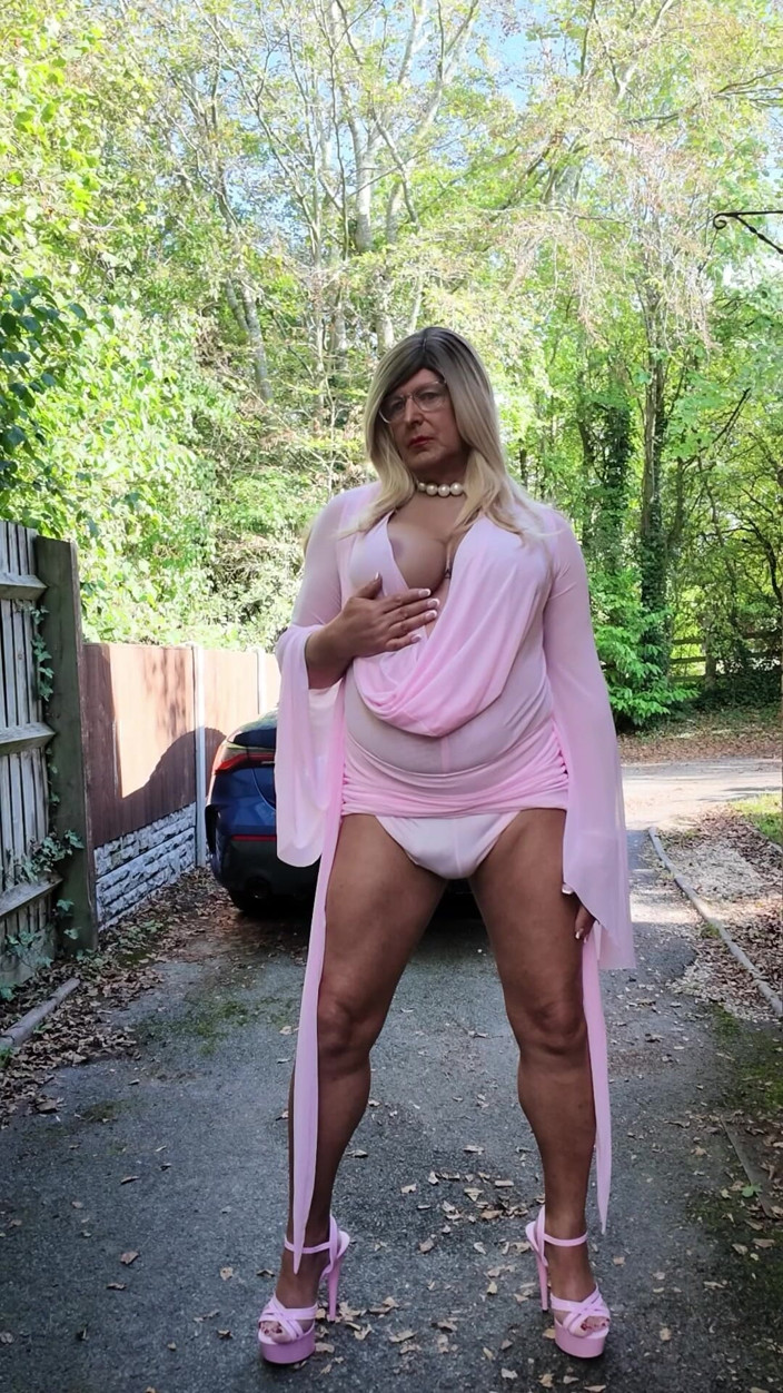 Kellycd2022: Crossdresser sexy Kellycd2022 în ținuta mea roz sexy și tocuri