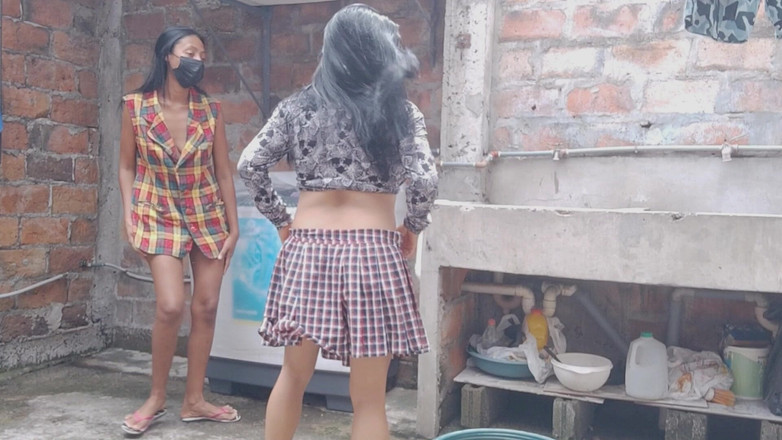 NEGRITA SEXY: Dedikoducu komşular mahalle bahçesinde edepsizce konuşuyor. Küçük kalçaları var.