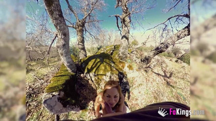 FAKings: Покірна прислуга отримує від свого лорда урок сексу. Збуджений середньовічний секс на відкритому повітрі!