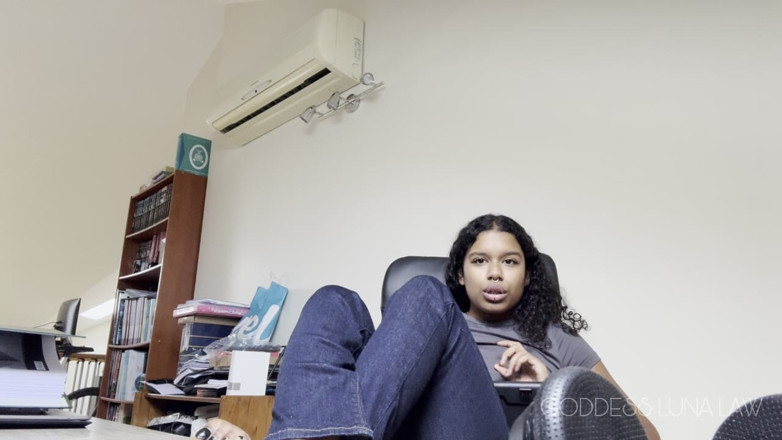 Goddess Luna Law: Du bist jetzt meine büro-Fuß-schlampe, pOV-göttin luna law entdeckt deinen...