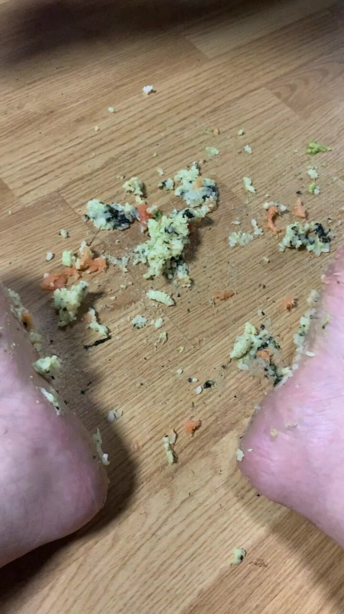 Maitresse Clara: Prende il suo pasto grazie ai miei piedi...