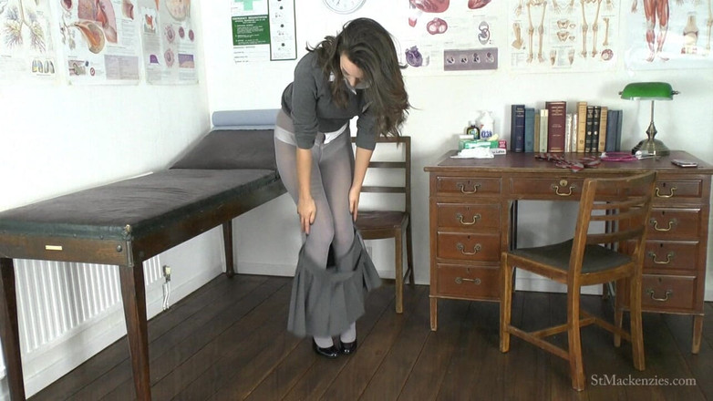 St Mackenzie's Archive: Lauren se déshabille et joue avec ses talons hauts