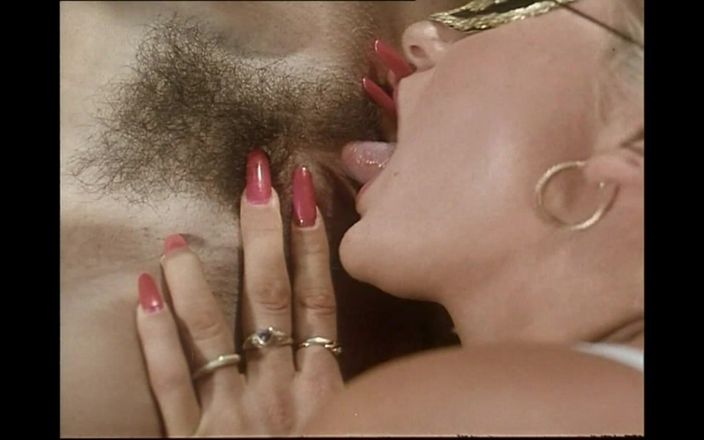 Rocco Siffredi 35mm: Vintage orgie för två maskerade MILFs och Milly D'abbraccio knullad...