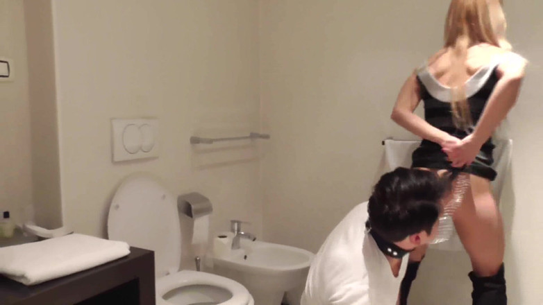 Femdom Austria: Menjilat dubur di tandas
