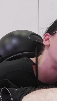 Sexy anální děvka s kulatým zadkem se proměnila v bug pro ponižující anální trest
