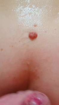 JuicyDream - cipka bawi się i spuszcza się na tyłek w wannie