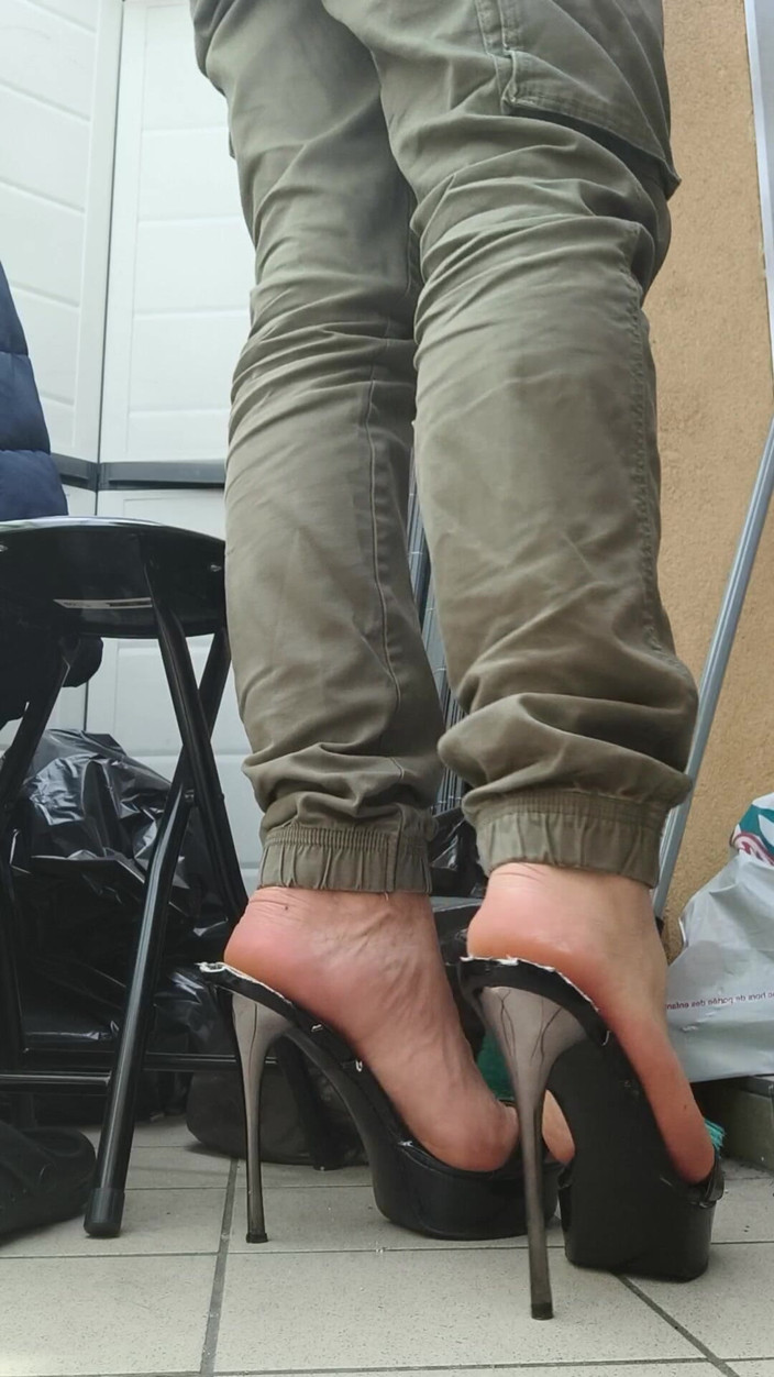 Mutsakin: Seksi topuklu ayakkabılar ve ayaklar sikişiyor