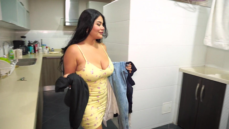 Issane: Styvmamma fastnar i tvättmaskinen och hennes storkuk styvson ger henne...