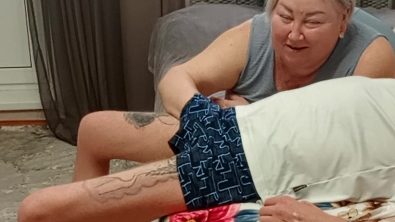 Zona901: 핫한 정액을 즐기기 위해 오럴을 해주는 새엄마