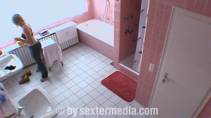 Sextermedia by Pete: Une amatrice blonde se masturbe sur les toilettes
