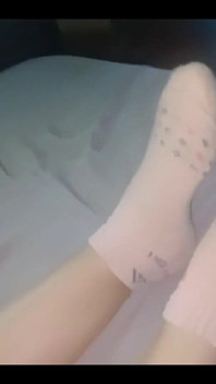 Medi khoe chân trong đôi tất ngắn và đuôi của cô ấy