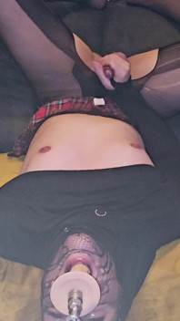 Travestito sissy schiavo cazzo in faccia, piscio e sborra