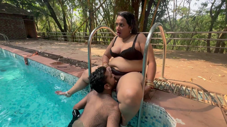 Kamasutra61: Индийская горячая пара, полное видео траха в сексе у бассейна, вирусный ММС клип