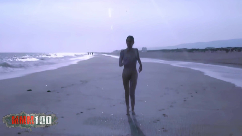 MMM100: Tigra : une blonde se touche au bord de la plage
