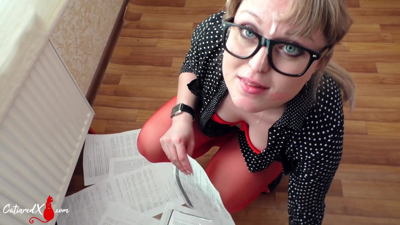 Catin Red: 秘書は大きなコックのボスとザーメンに顔POVを吸う