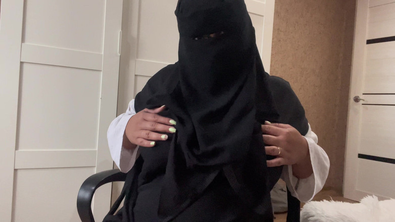 Lux Eva: Jonge Egyptische stiefmoeder vingert haar poesje en geeft hete instructies,...