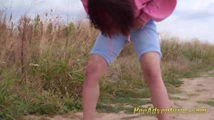 Pee Adventures: Elle mouille ses vêtements pour faire du jogging