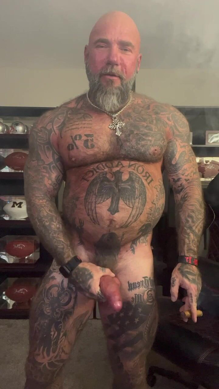 MasculineJason - Jason Collins: Flexare și fumat de trabuc