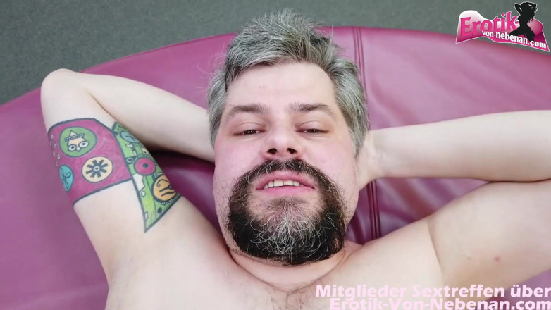 Erotik Von Nebenan: La milf troia tedesca magra e naturale con le tette...
