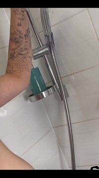 Enorme zwarte lul in mijn douche en dan tieten en aftrekken met sperma op mijn borsten plus een kleine pijpbeurt