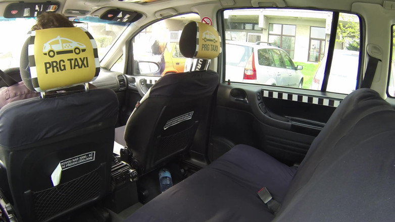 Czech Taxi: Schönheit squirtet überall im taxi