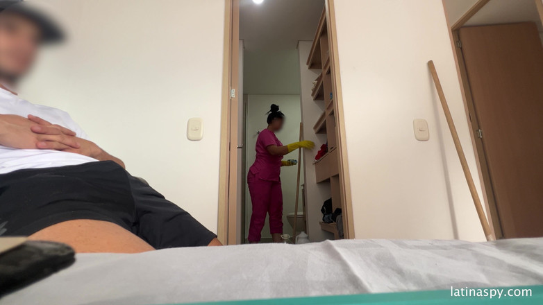 Latinaspy: Pembantu rumah dengan pantat besar membersihkan apt kemudian menyentak bosnya...