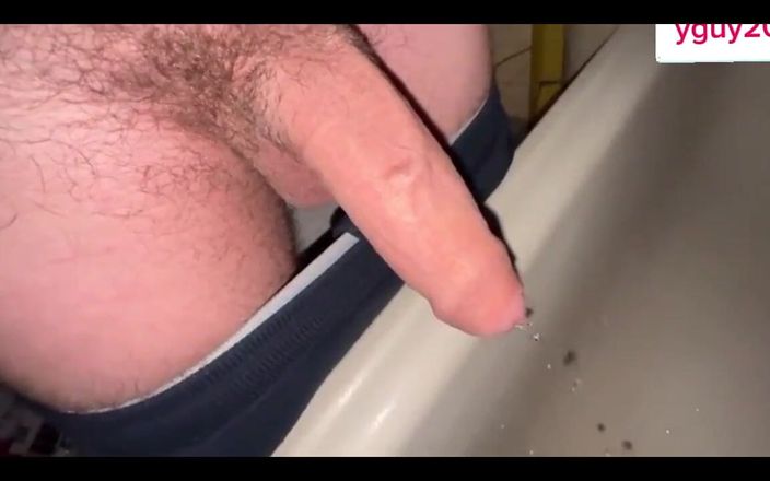 Bigbadfriendlyguy: Man med stor hårig kuk som pissar och stönar rakt
