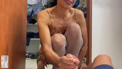 Tante semok latina lagi asik nyepong tukang ledong